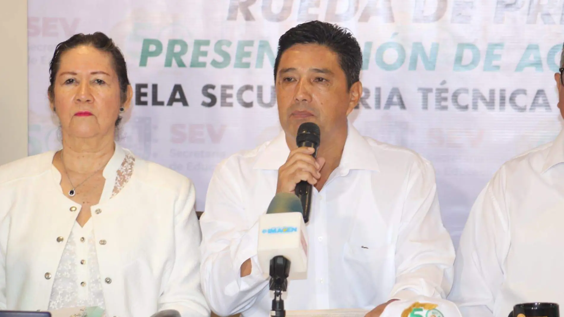 Vladimir Leynez Ávila, director de la Escuela Secundaria Técnica Industrial (ESTI) número 26 de Veracruz